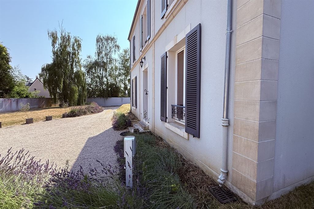 A vendre chez Beguet Associés : MERE - MONTFORT - NEAUPHLE 78490 MAISON + STUDIO 200 m² 3/4 CHB JARDIN 2500 m² STUDIO GARAGE