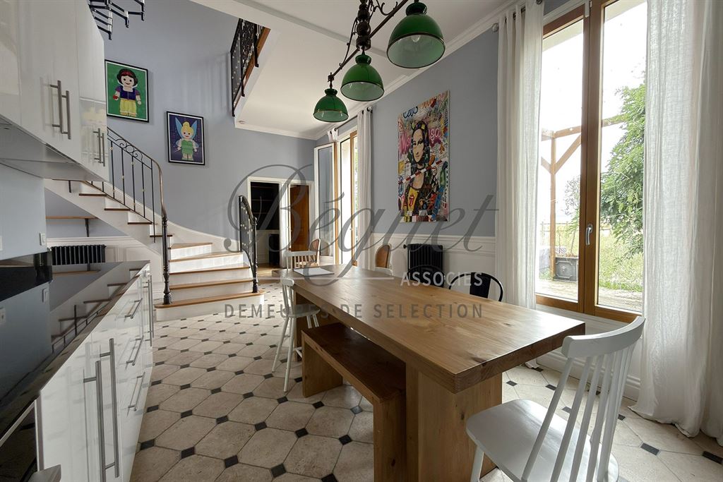 A vendre chez Beguet Associés : MERE - MONTFORT - NEAUPHLE 78490 MAISON + STUDIO 200 m² 3/4 CHB JARDIN 2500 m² STUDIO GARAGE