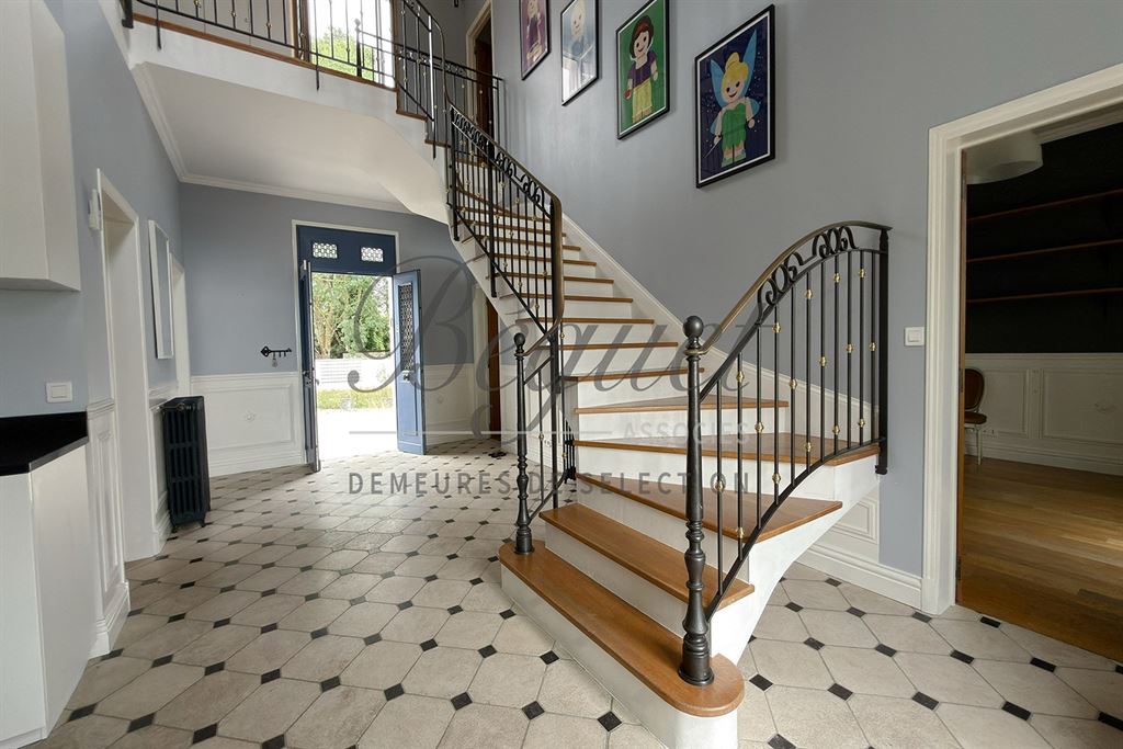 A vendre chez Beguet Associés : MERE - MONTFORT - NEAUPHLE 78490 MAISON + STUDIO 200 m² 3/4 CHB JARDIN 2500 m² STUDIO GARAGE