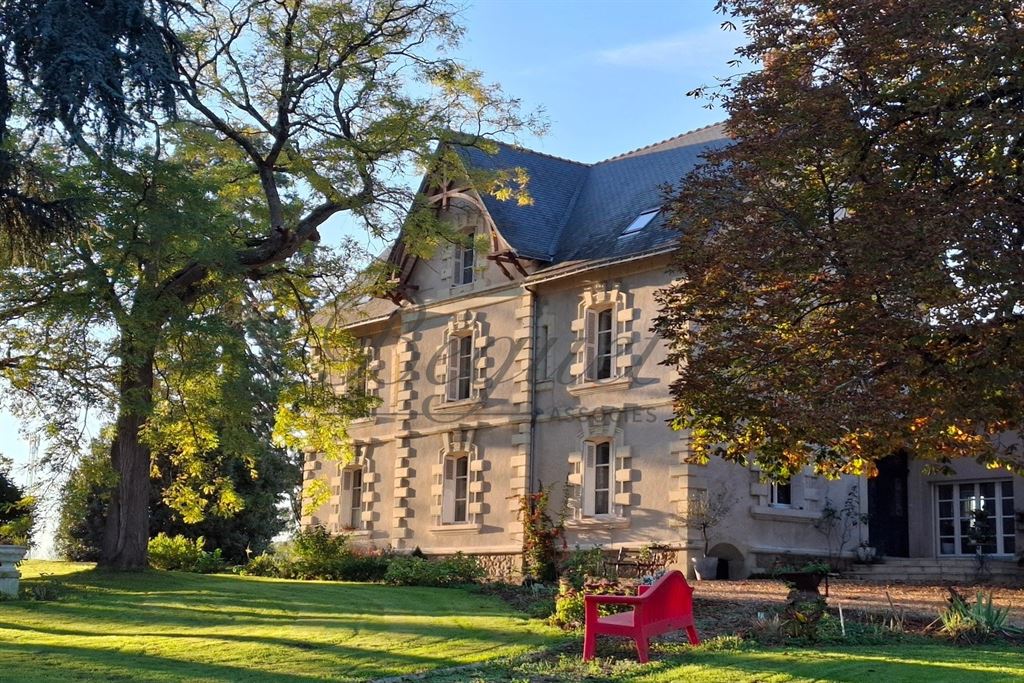 A vendre chez Beguet Associés : Côteaux-sur-Loire - Touraine - 37130 - 350 m² - 10 pièces - 7 chambres - piscine - parc 6 hectares