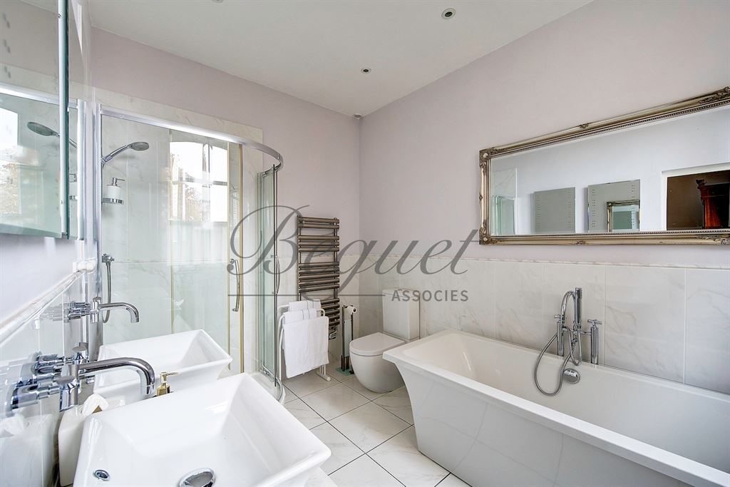 A vendre chez Beguet Associés : Côteaux-sur-Loire - Touraine - 37130 - 350 m² - 10 pièces - 7 chambres - piscine - parc 6 hectares