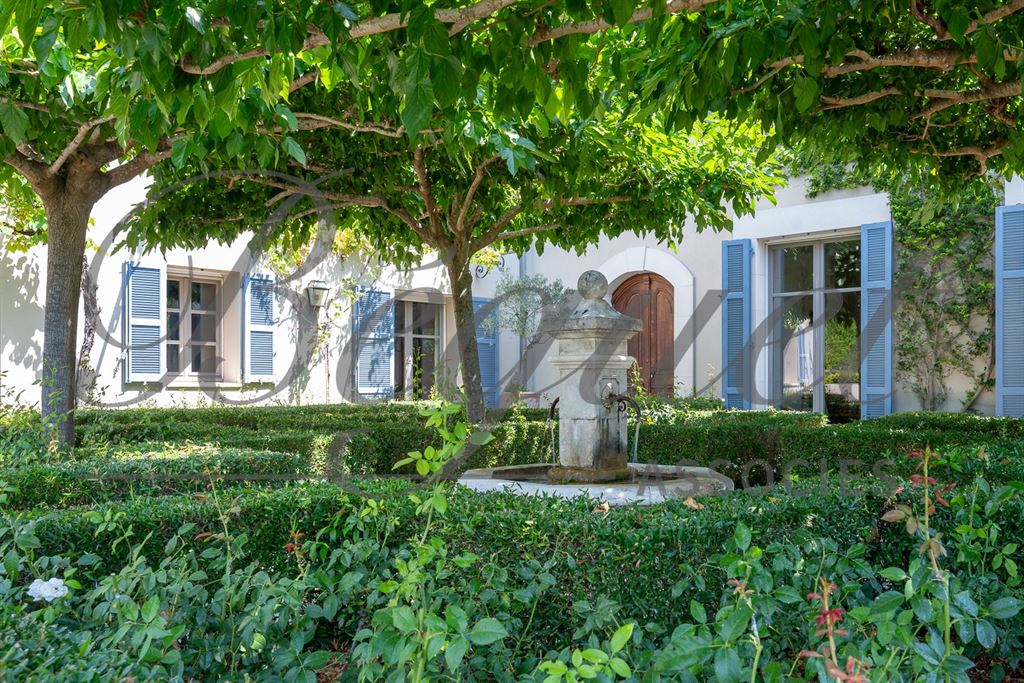 A vendre chez Beguet Associés : FRANCE - CÔTE D’AZUR - CAP D’ANTIBES 06160 - MAISON 600 m² - 6 SUITES - PISCINE - PARC 5000 m²