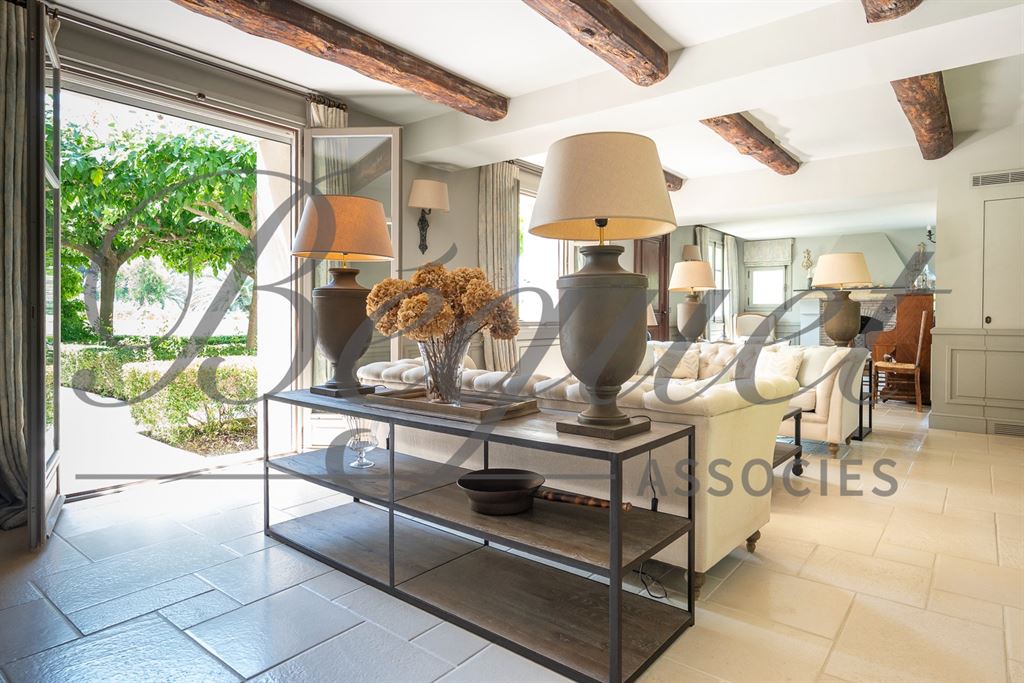 A vendre chez Beguet Associés : FRANCE - CÔTE D’AZUR - CAP D’ANTIBES 06160 - MAISON 600 m² - 6 SUITES - PISCINE - PARC 5000 m²