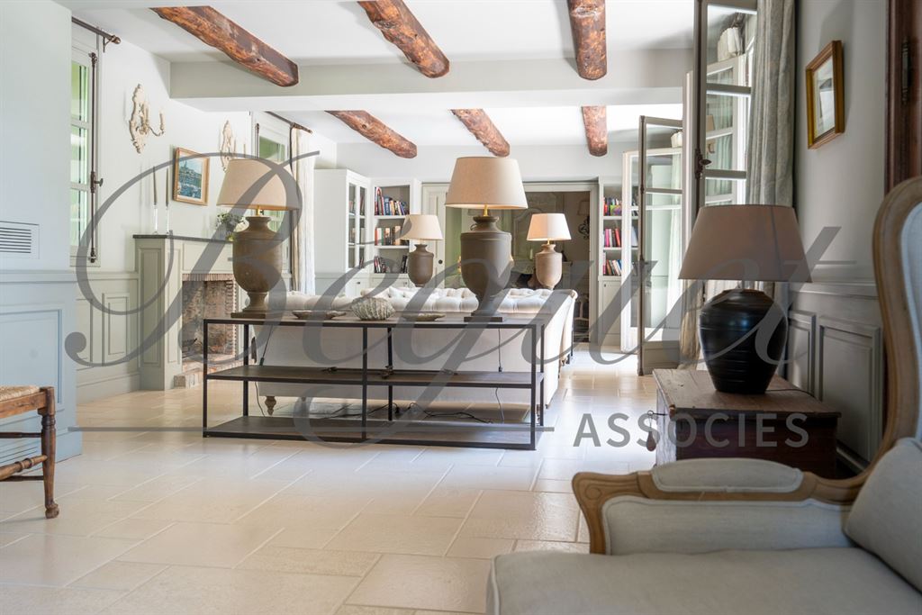 A vendre chez Beguet Associés : FRANCE - CÔTE D’AZUR - CAP D’ANTIBES 06160 - MAISON 600 m² - 6 SUITES - PISCINE - PARC 5000 m²