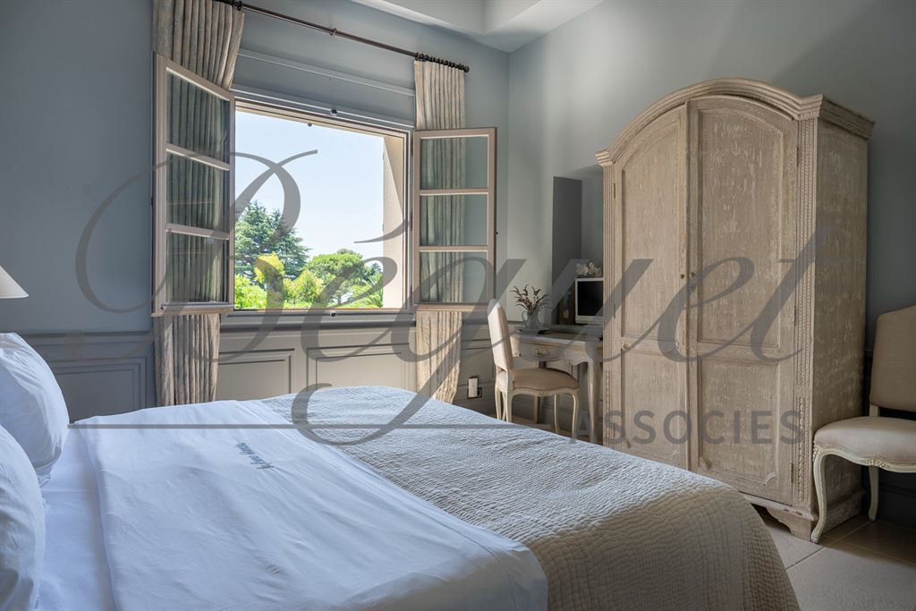 A vendre chez Beguet Associés : FRANCE - CÔTE D’AZUR - CAP D’ANTIBES 06160 - MAISON 600 m² - 6 SUITES - PISCINE - PARC 5000 m²