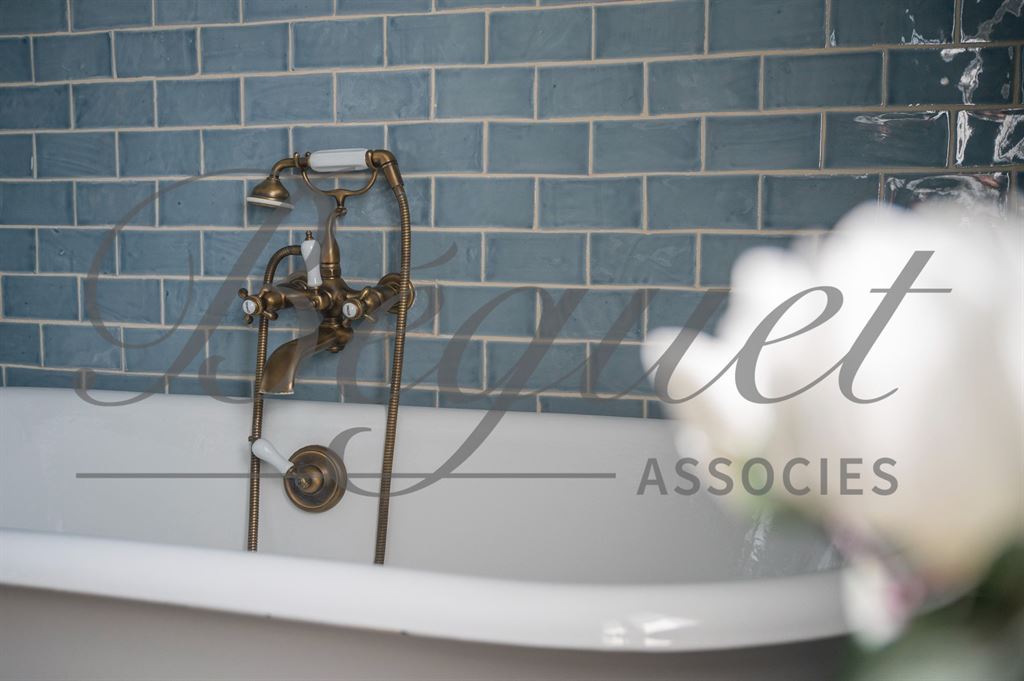 A vendre chez Beguet Associés : FRANCE - CÔTE D’AZUR - CAP D’ANTIBES 06160 - MAISON 600 m² - 6 SUITES - PISCINE - PARC 5000 m²