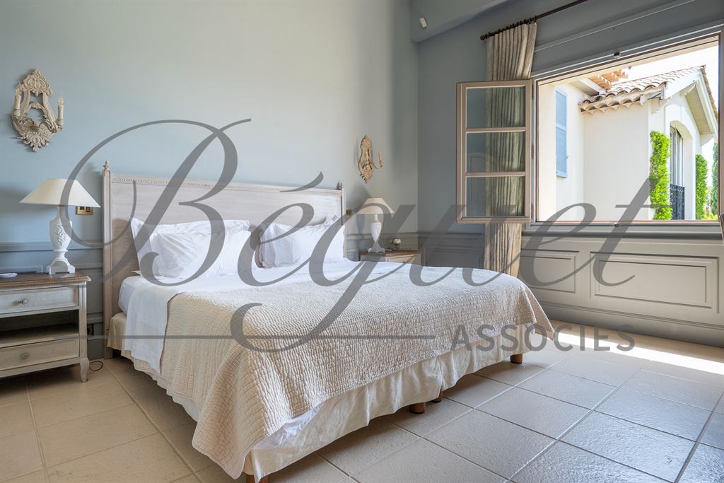 A vendre chez Beguet Associés : FRANCE - CÔTE D’AZUR - CAP D’ANTIBES 06160 - MAISON 600 m² - 6 SUITES - PISCINE - PARC 5000 m²