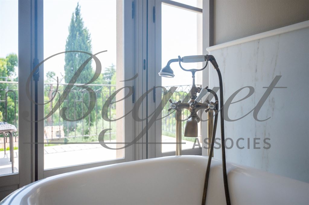 A vendre chez Beguet Associés : FRANCE - CÔTE D’AZUR - CAP D’ANTIBES 06160 - MAISON 600 m² - 6 SUITES - PISCINE - PARC 5000 m²