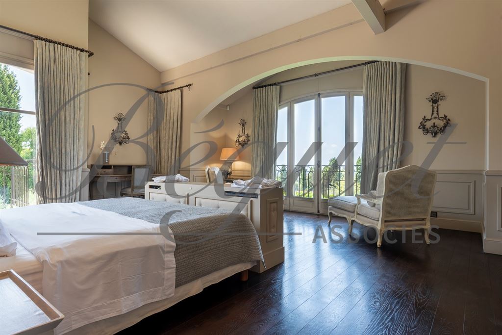 A vendre chez Beguet Associés : FRANCE - CÔTE D’AZUR - CAP D’ANTIBES 06160 - MAISON 600 m² - 6 SUITES - PISCINE - PARC 5000 m²