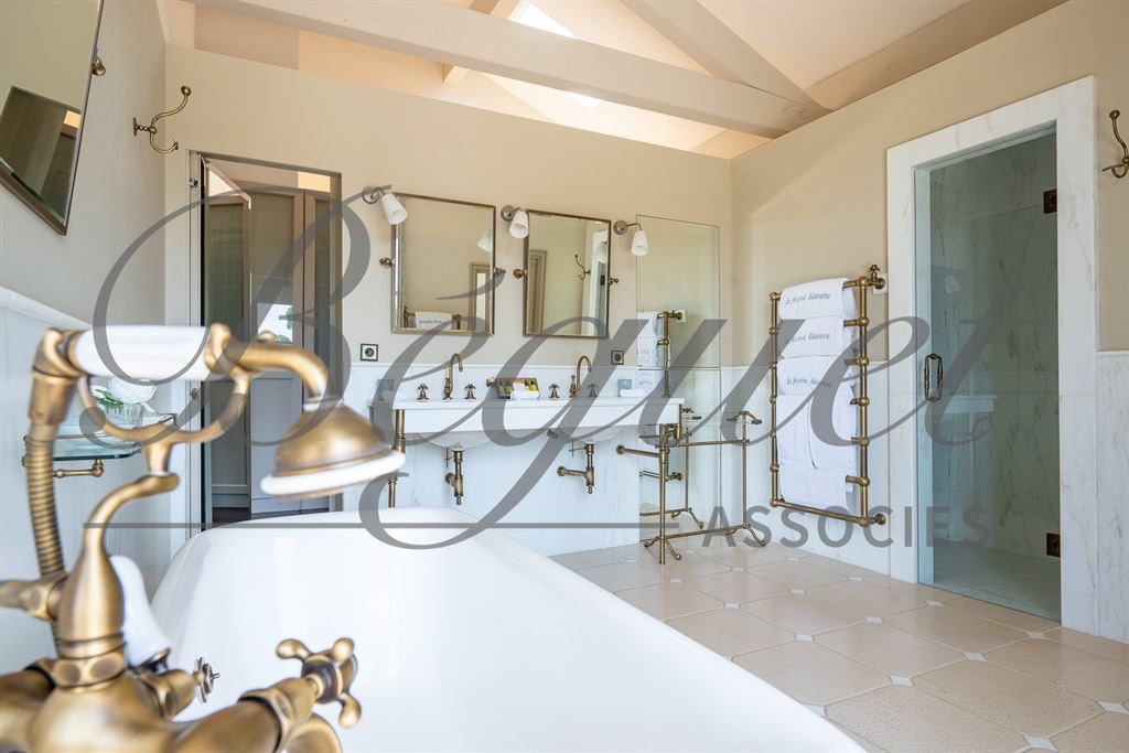 A vendre chez Beguet Associés : FRANCE - CÔTE D’AZUR - CAP D’ANTIBES 06160 - MAISON 600 m² - 6 SUITES - PISCINE - PARC 5000 m²