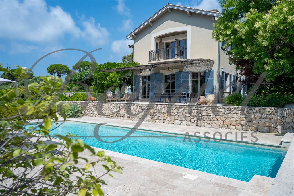 A vendre chez Beguet Associés : FRANCE - CÔTE D’AZUR - CAP D’ANTIBES 06160 - MAISON 600 m² - 6 SUITES - PISCINE - PARC 5000 m²
