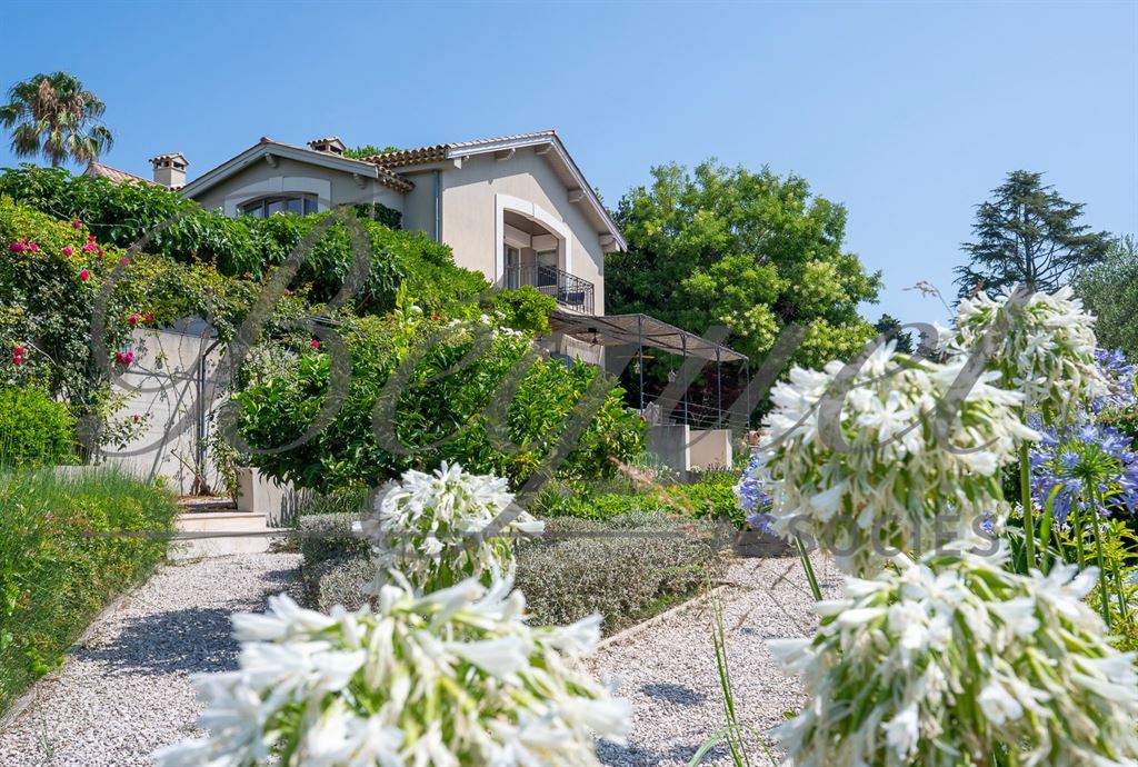 A vendre chez Beguet Associés : FRANCE - CÔTE D’AZUR - CAP D’ANTIBES 06160 - MAISON 600 m² - 6 SUITES - PISCINE - PARC 5000 m²