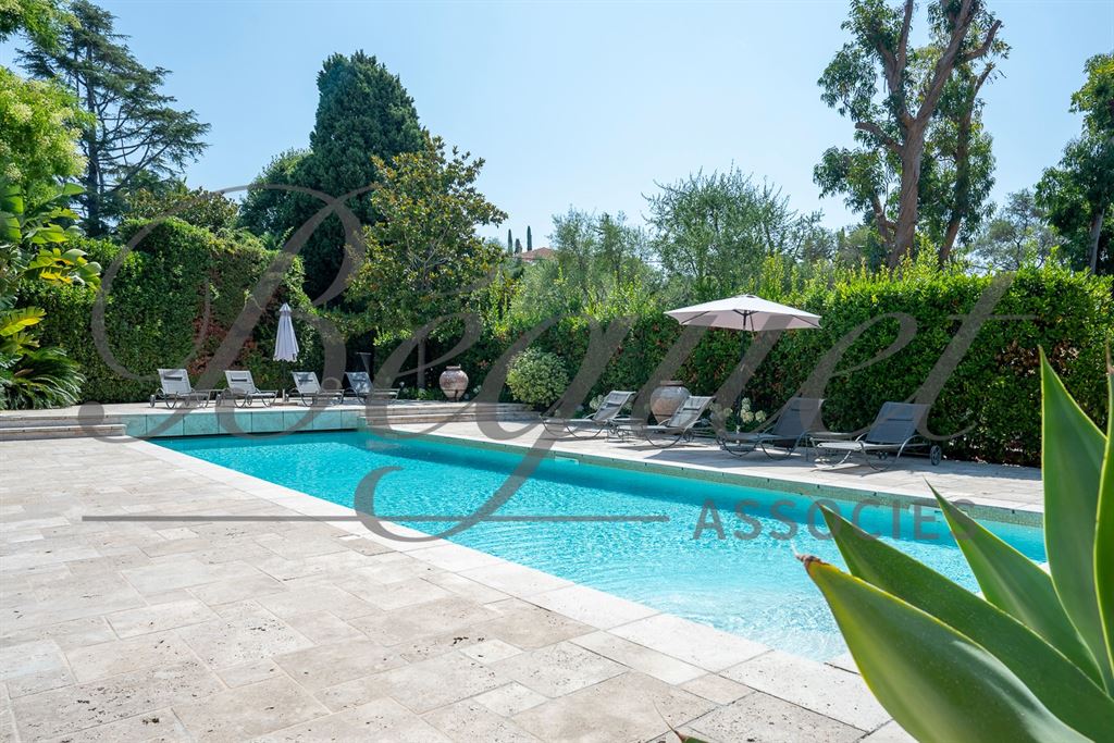 A vendre chez Beguet Associés : FRANCE - CÔTE D’AZUR - CAP D’ANTIBES 06160 - MAISON 600 m² - 6 SUITES - PISCINE - PARC 5000 m²
