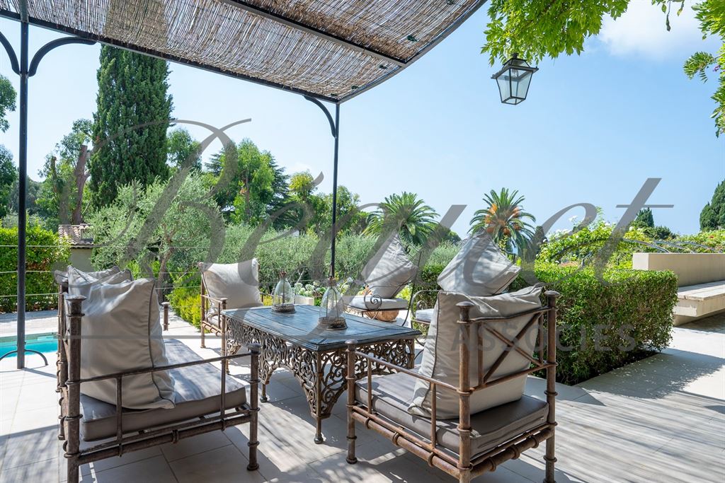 A vendre chez Beguet Associés : FRANCE - CÔTE D’AZUR - CAP D’ANTIBES 06160 - MAISON 600 m² - 6 SUITES - PISCINE - PARC 5000 m²