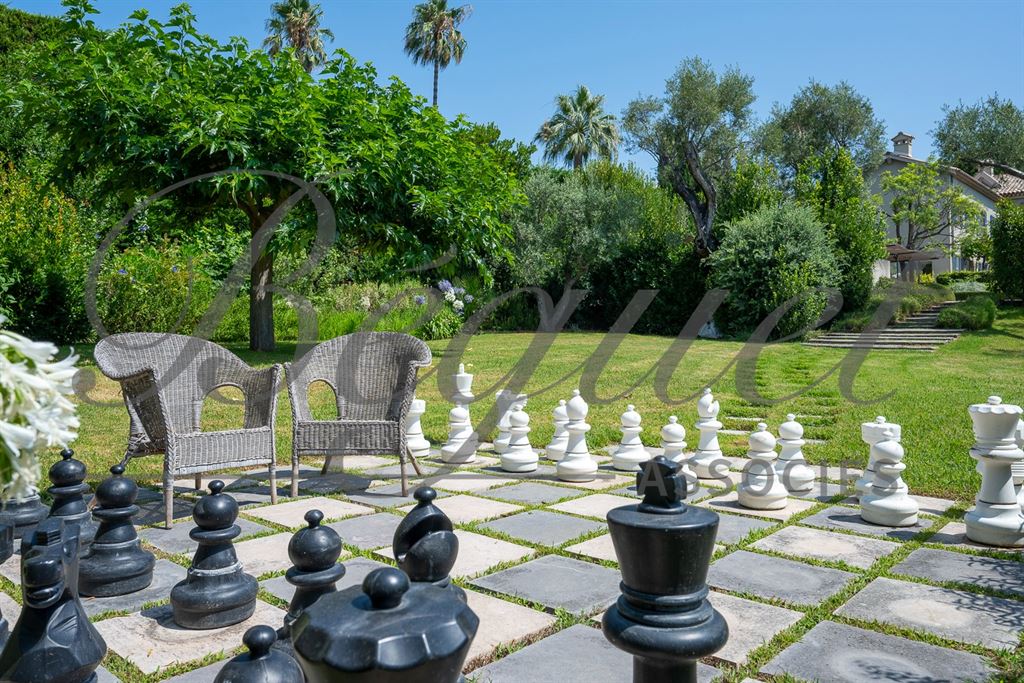 A vendre chez Beguet Associés : FRANCE - CÔTE D’AZUR - CAP D’ANTIBES 06160 - MAISON 600 m² - 6 SUITES - PISCINE - PARC 5000 m²