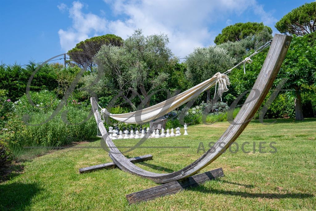 A vendre chez Beguet Associés : FRANCE - CÔTE D’AZUR - CAP D’ANTIBES 06160 - MAISON 600 m² - 6 SUITES - PISCINE - PARC 5000 m²