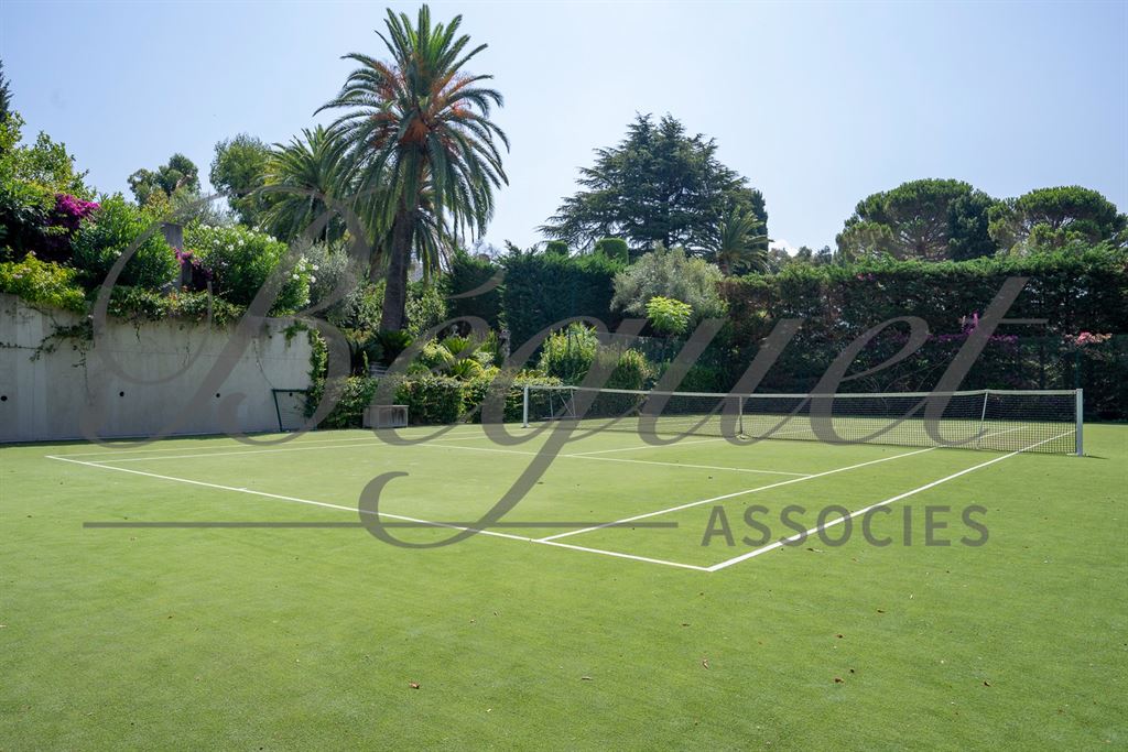 A vendre chez Beguet Associés : FRANCE - CÔTE D’AZUR - CAP D’ANTIBES 06160 - MAISON 600 m² - 6 SUITES - PISCINE - PARC 5000 m²