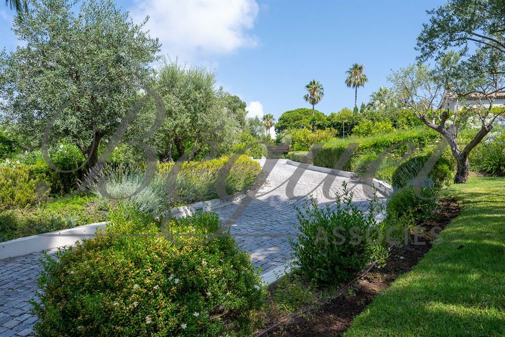 A vendre chez Beguet Associés : FRANCE - CÔTE D’AZUR - CAP D’ANTIBES 06160 - MAISON 600 m² - 6 SUITES - PISCINE - PARC 5000 m²