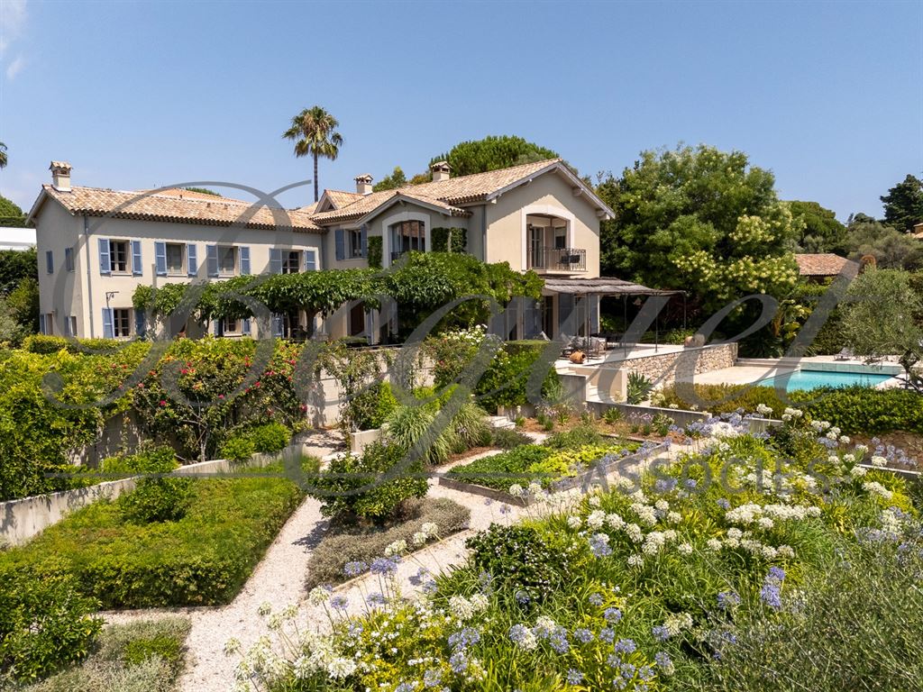A vendre chez Beguet Associés : FRANCE - CÔTE D’AZUR - CAP D’ANTIBES 06160 - MAISON 600 m² - 6 SUITES - PISCINE - PARC 5000 m²