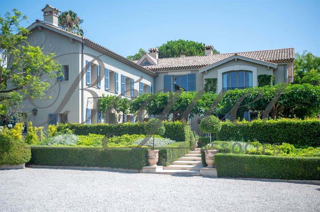A vendre chez Beguet Associés : FRANCE - CÔTE D’AZUR - CAP D’ANTIBES 06160 - MAISON 600 m² - 6 SUITES - PISCINE - PARC 5000 m²