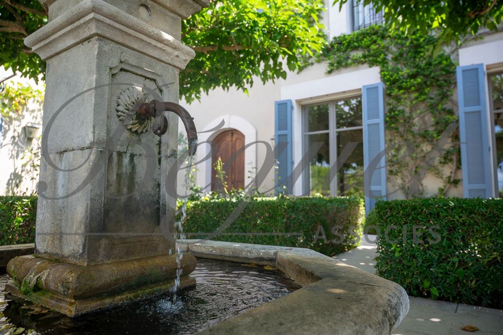 A vendre chez Beguet Associés : FRANCE - CÔTE D’AZUR - CAP D’ANTIBES 06160 - MAISON 600 m² - 6 SUITES - PISCINE - PARC 5000 m²