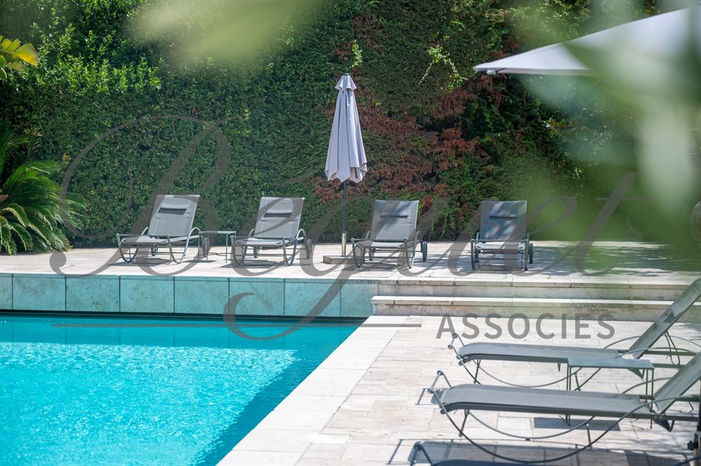 A vendre chez Beguet Associés : FRANCE - CÔTE D’AZUR - CAP D’ANTIBES 06160 - MAISON 600 m² - 6 SUITES - PISCINE - PARC 5000 m²
