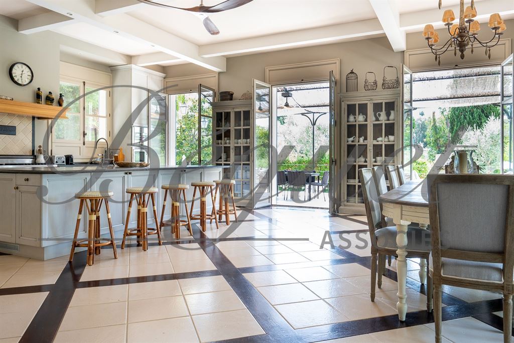 A vendre chez Beguet Associés : FRANCE - CÔTE D’AZUR - CAP D’ANTIBES 06160 - MAISON 600 m² - 6 SUITES - PISCINE - PARC 5000 m²
