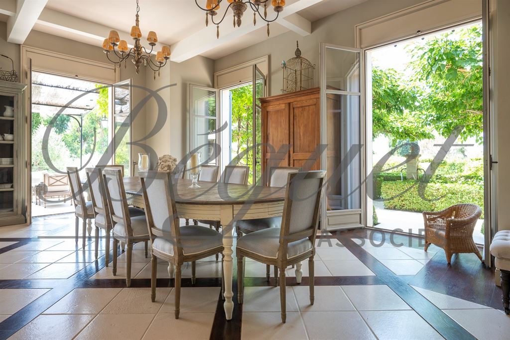 A vendre chez Beguet Associés : FRANCE - CÔTE D’AZUR - CAP D’ANTIBES 06160 - MAISON 600 m² - 6 SUITES - PISCINE - PARC 5000 m²