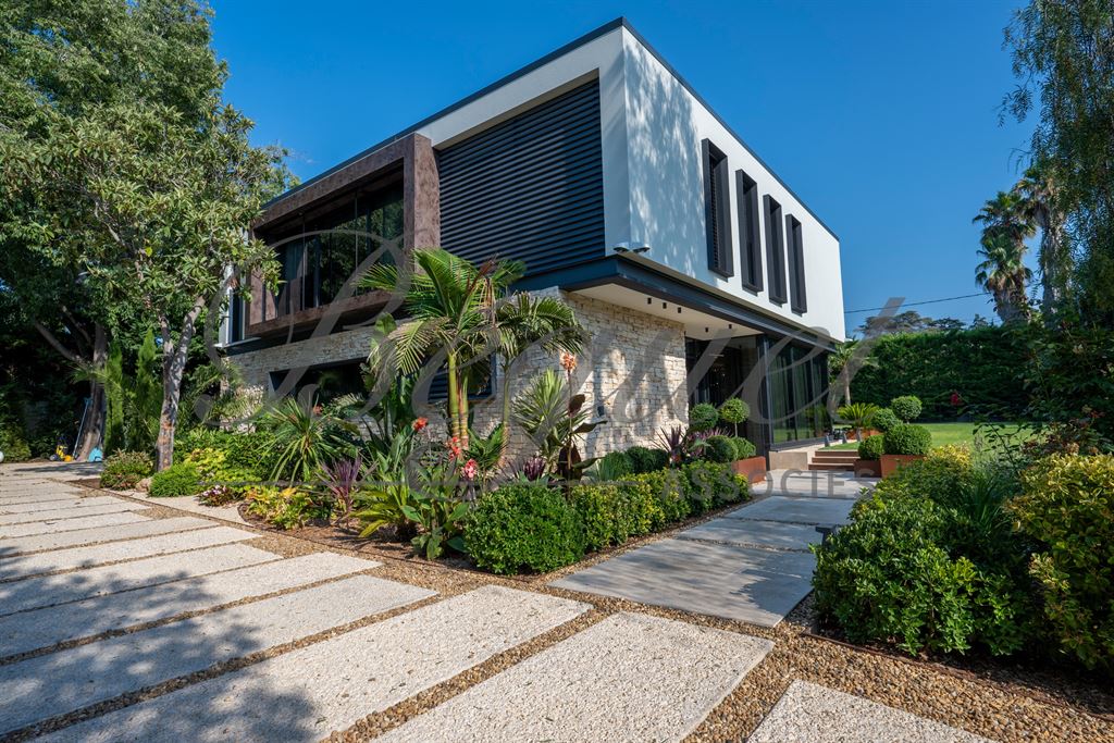 A vendre chez Beguet Associés : FRANCE CÔTE D’AZUR  CAP D’ANTIBES 06160 MAISON 403 m² - 6/7 CHAMBRES - JARDIN 1265 m² - PISCINE