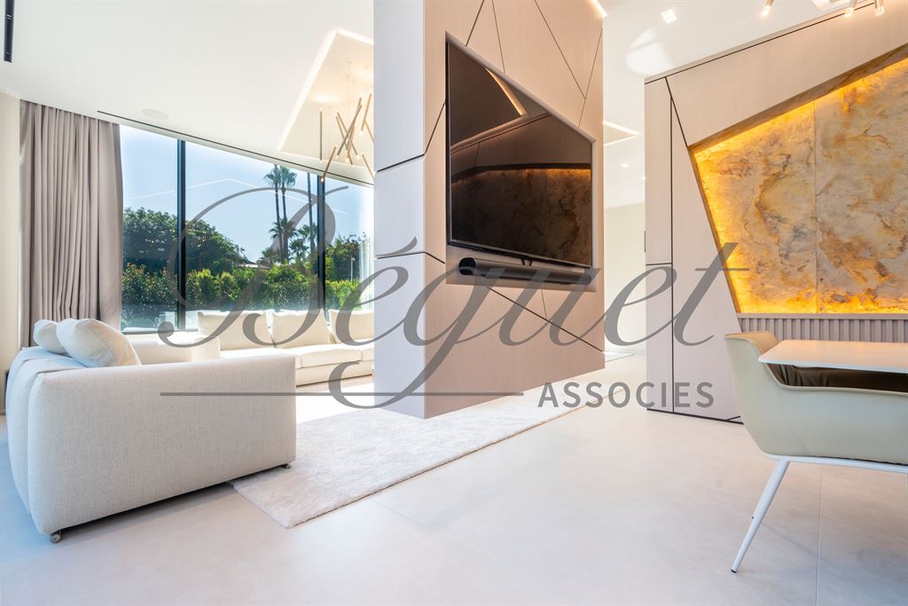 A vendre chez Beguet Associés : FRANCE CÔTE D’AZUR  CAP D’ANTIBES 06160 MAISON 403 m² - 6/7 CHAMBRES - JARDIN 1265 m² - PISCINE