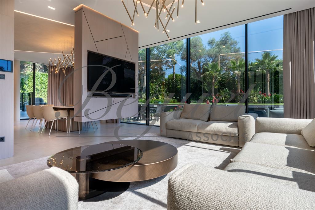A vendre chez Beguet Associés : FRANCE CÔTE D’AZUR  CAP D’ANTIBES 06160 MAISON 403 m² - 6/7 CHAMBRES - JARDIN 1265 m² - PISCINE