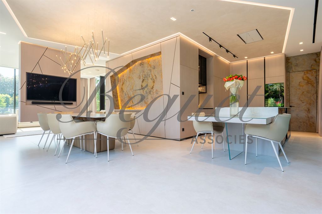 A vendre chez Beguet Associés : FRANCE CÔTE D’AZUR  CAP D’ANTIBES 06160 MAISON 403 m² - 6/7 CHAMBRES - JARDIN 1265 m² - PISCINE