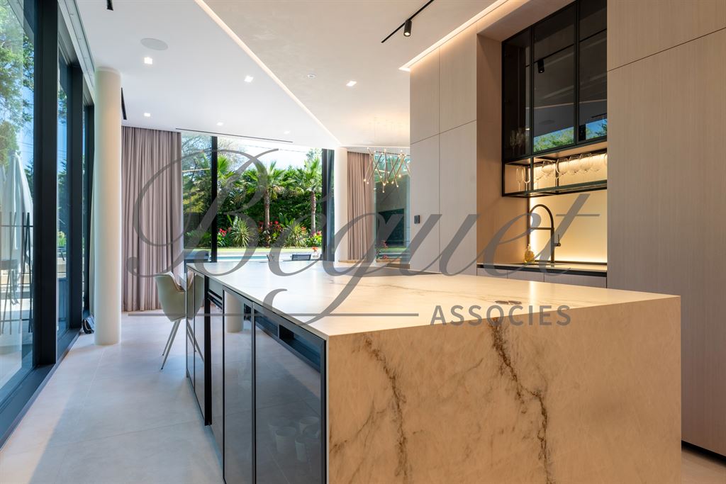 A vendre chez Beguet Associés : FRANCE CÔTE D’AZUR  CAP D’ANTIBES 06160 MAISON 403 m² - 6/7 CHAMBRES - JARDIN 1265 m² - PISCINE