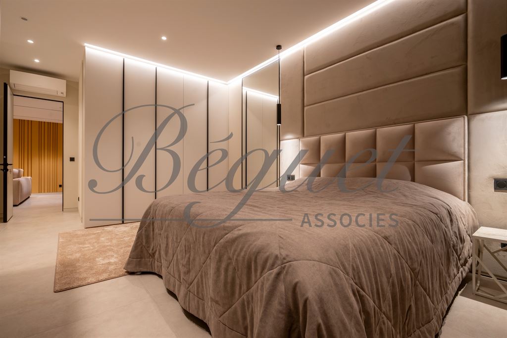 A vendre chez Beguet Associés : FRANCE CÔTE D’AZUR  CAP D’ANTIBES 06160 MAISON 403 m² - 6/7 CHAMBRES - JARDIN 1265 m² - PISCINE