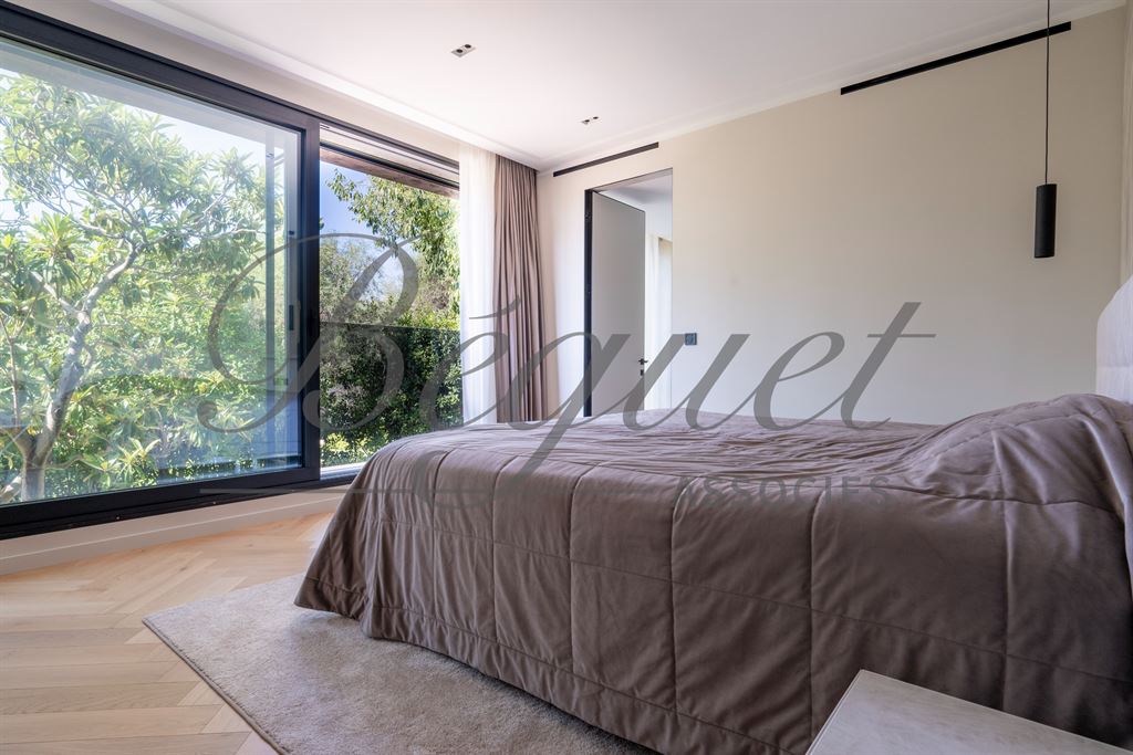 A vendre chez Beguet Associés : FRANCE CÔTE D’AZUR  CAP D’ANTIBES 06160 MAISON 403 m² - 6/7 CHAMBRES - JARDIN 1265 m² - PISCINE