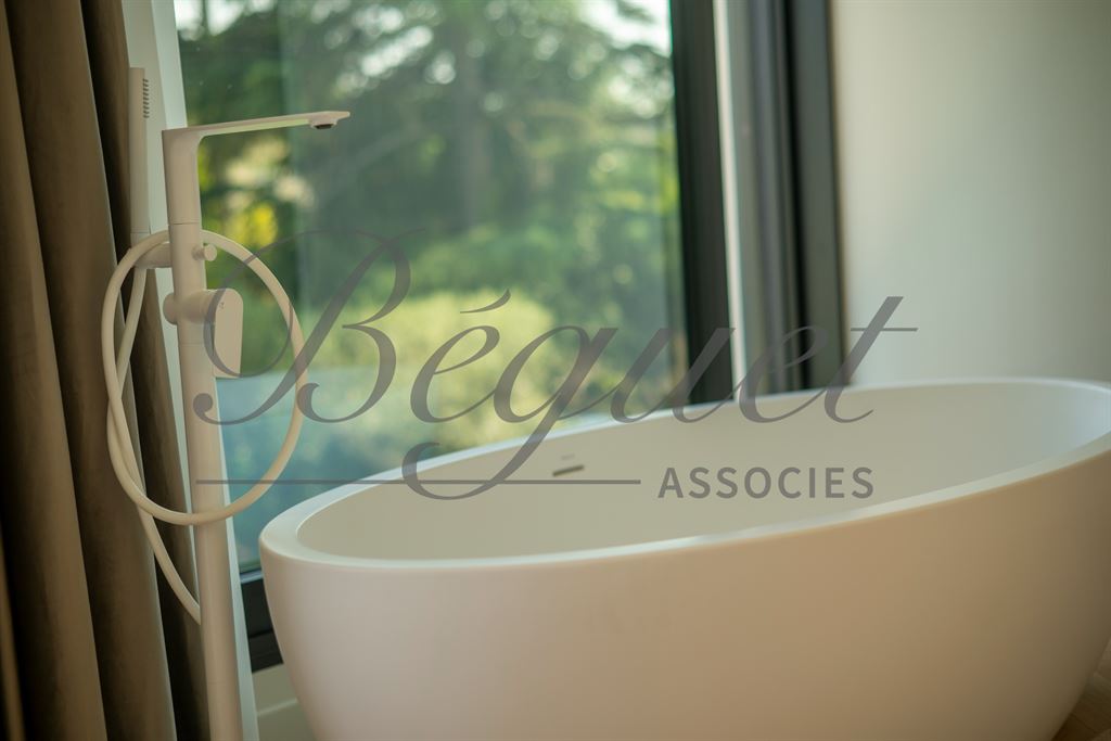 A vendre chez Beguet Associés : FRANCE CÔTE D’AZUR  CAP D’ANTIBES 06160 MAISON 403 m² - 6/7 CHAMBRES - JARDIN 1265 m² - PISCINE