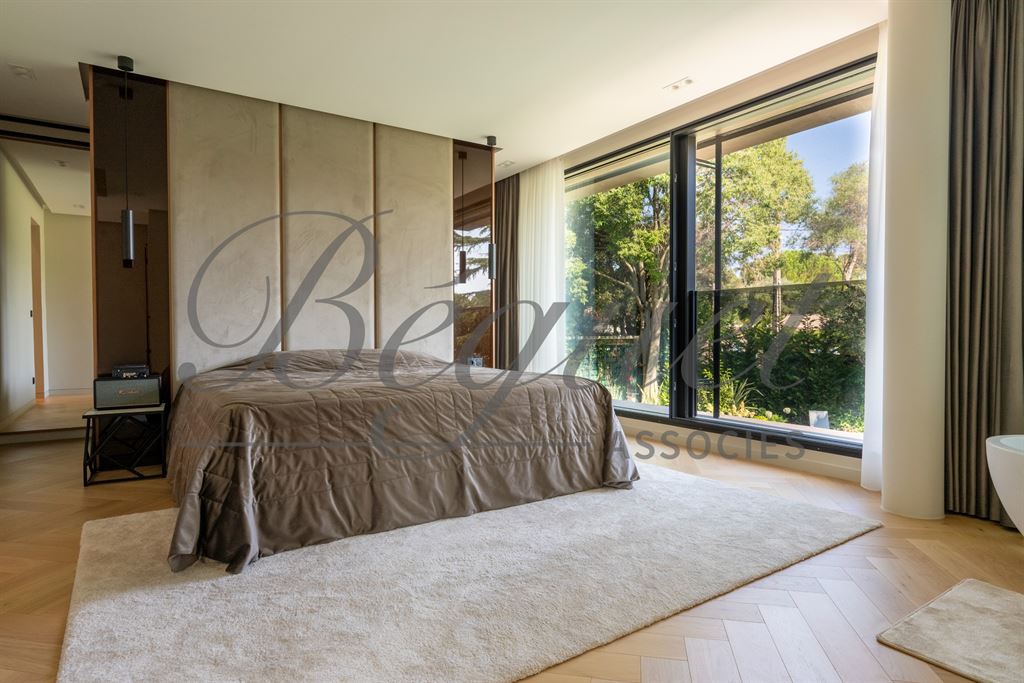 A vendre chez Beguet Associés : FRANCE CÔTE D’AZUR  CAP D’ANTIBES 06160 MAISON 403 m² - 6/7 CHAMBRES - JARDIN 1265 m² - PISCINE