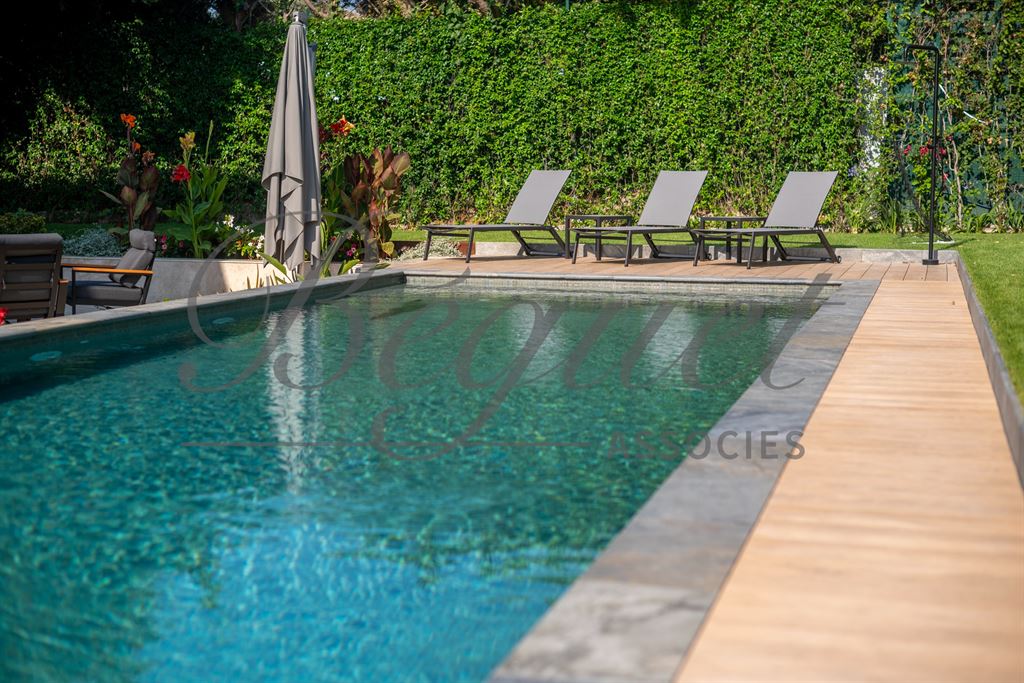 A vendre chez Beguet Associés : FRANCE CÔTE D’AZUR  CAP D’ANTIBES 06160 MAISON 403 m² - 6/7 CHAMBRES - JARDIN 1265 m² - PISCINE