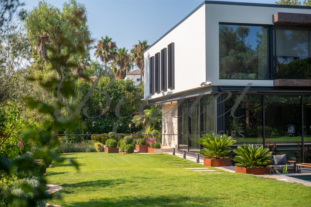A vendre chez Beguet Associés : FRANCE CÔTE D’AZUR  CAP D’ANTIBES 06160 MAISON 403 m² - 6/7 CHAMBRES - JARDIN 1265 m² - PISCINE