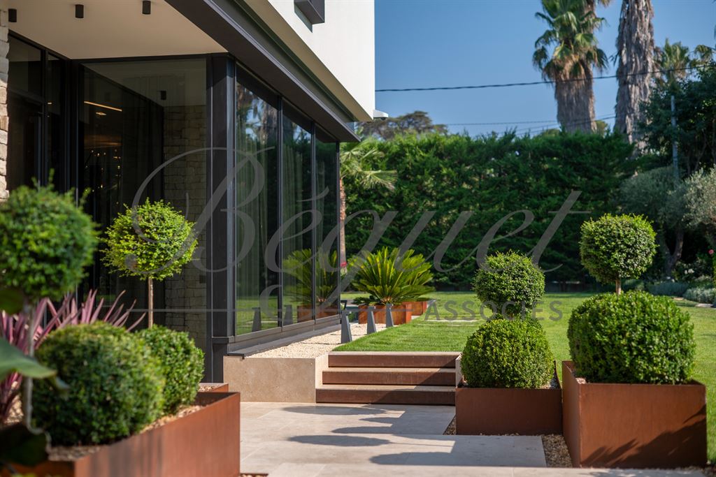 A vendre chez Beguet Associés : FRANCE CÔTE D’AZUR  CAP D’ANTIBES 06160 MAISON 403 m² - 6/7 CHAMBRES - JARDIN 1265 m² - PISCINE