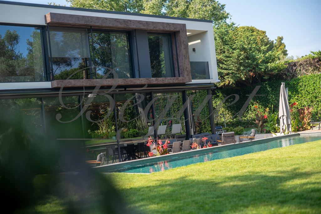 A vendre chez Beguet Associés : FRANCE CÔTE D’AZUR  CAP D’ANTIBES 06160 MAISON 403 m² - 6/7 CHAMBRES - JARDIN 1265 m² - PISCINE