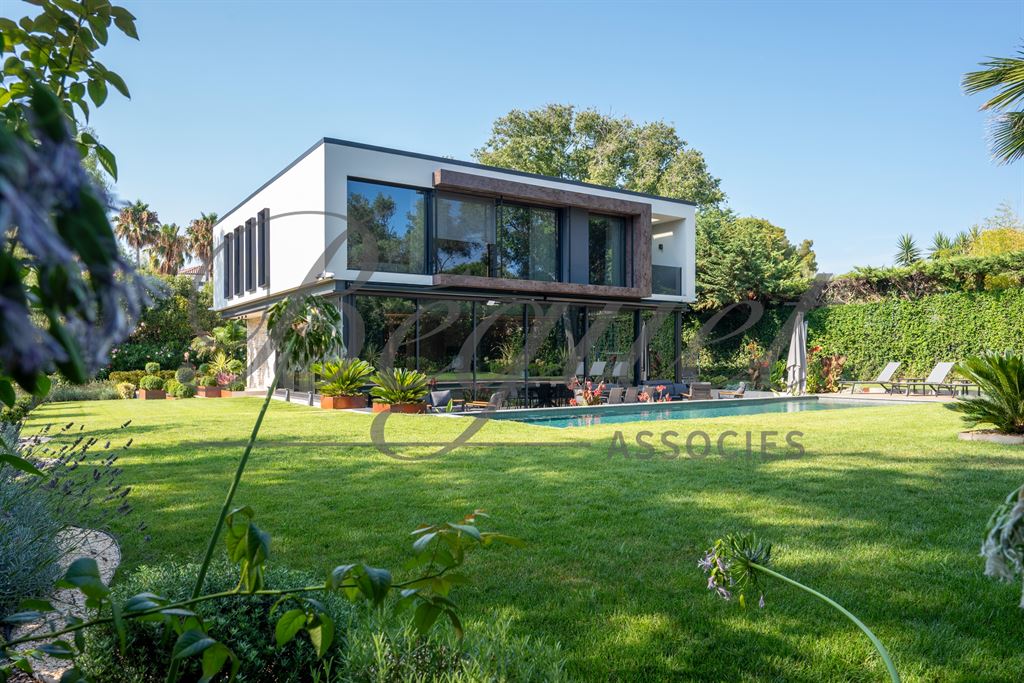 A vendre chez Beguet Associés : FRANCE CÔTE D’AZUR  CAP D’ANTIBES 06160 MAISON 403 m² - 6/7 CHAMBRES - JARDIN 1265 m² - PISCINE