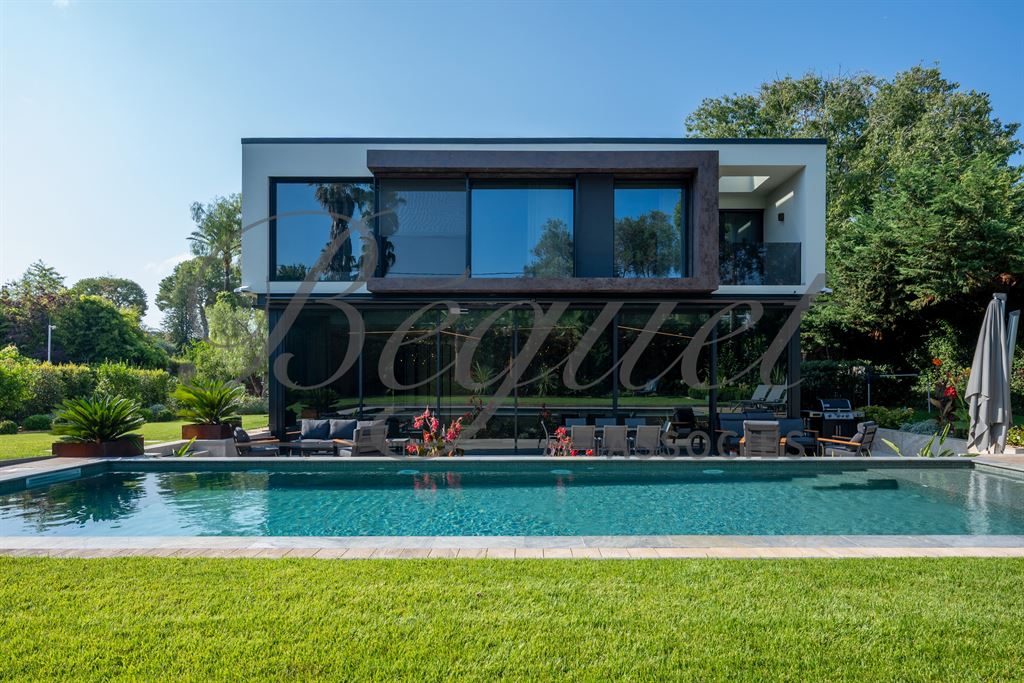 A vendre chez Beguet Associés : FRANCE CÔTE D’AZUR  CAP D’ANTIBES 06160 MAISON 403 m² - 6/7 CHAMBRES - JARDIN 1265 m² - PISCINE