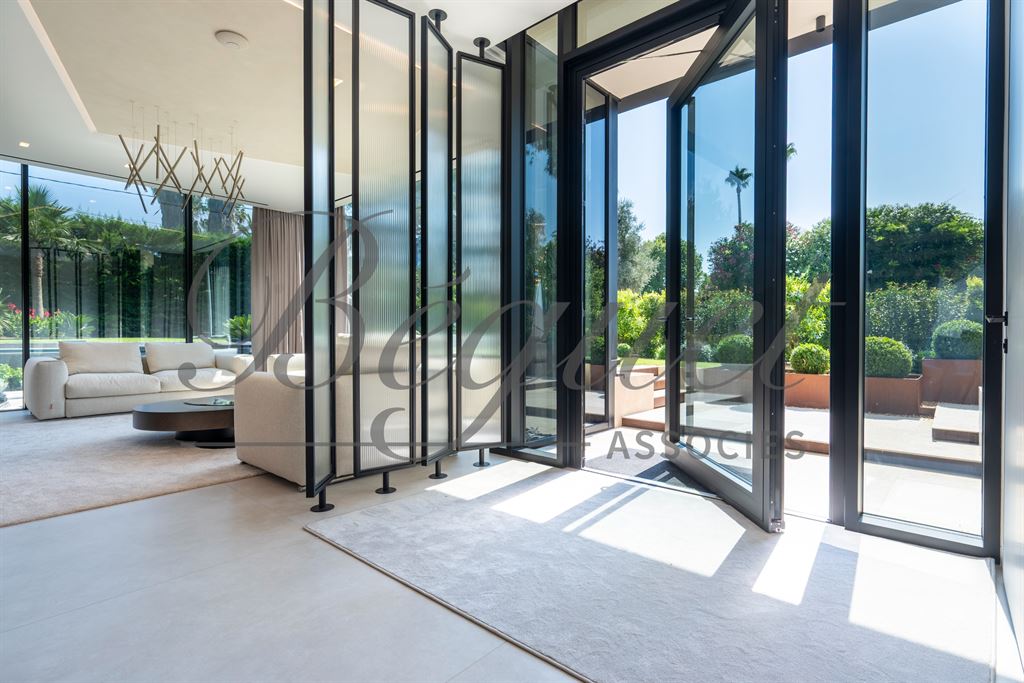 A vendre chez Beguet Associés : FRANCE CÔTE D’AZUR  CAP D’ANTIBES 06160 MAISON 403 m² - 6/7 CHAMBRES - JARDIN 1265 m² - PISCINE