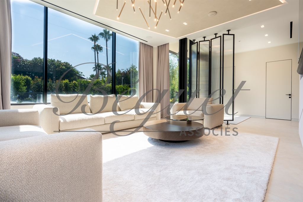 A vendre chez Beguet Associés : FRANCE CÔTE D’AZUR  CAP D’ANTIBES 06160 MAISON 403 m² - 6/7 CHAMBRES - JARDIN 1265 m² - PISCINE