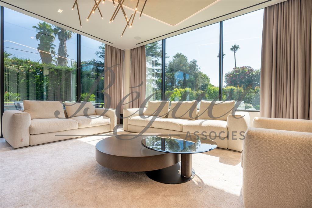 A vendre chez Beguet Associés : FRANCE CÔTE D’AZUR  CAP D’ANTIBES 06160 MAISON 403 m² - 6/7 CHAMBRES - JARDIN 1265 m² - PISCINE