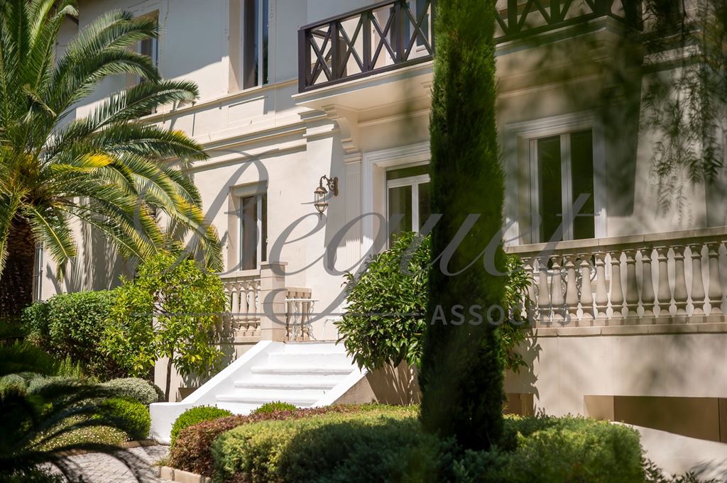 A vendre chez Beguet Associés : FRANCE - CÔTE D’AZUR - CANNES CENTRE - MAISON 554 m² - 8 CHAMBRES - PISCINE - PARC 2 512 m² - MAISON DE GARDIEN