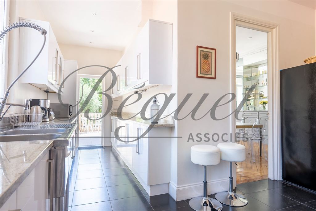 A vendre chez Beguet Associés : FRANCE - CÔTE D’AZUR - CANNES CENTRE - MAISON 554 m² - 8 CHAMBRES - PISCINE - PARC 2 512 m² - MAISON DE GARDIEN
