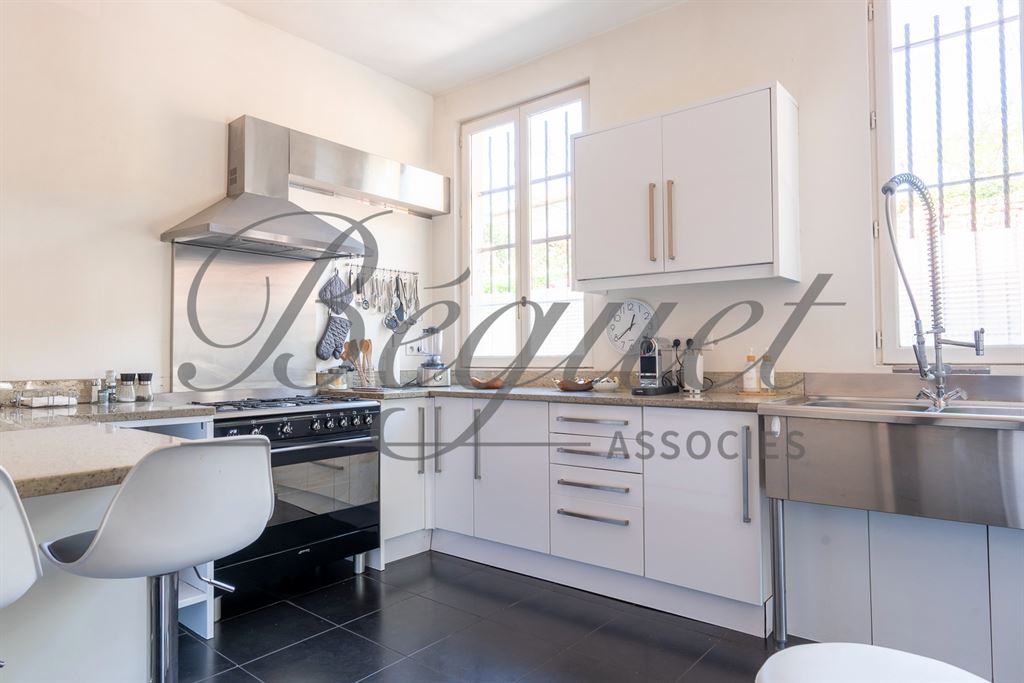 A vendre chez Beguet Associés : FRANCE - CÔTE D’AZUR - CANNES CENTRE - MAISON 554 m² - 8 CHAMBRES - PISCINE - PARC 2 512 m² - MAISON DE GARDIEN