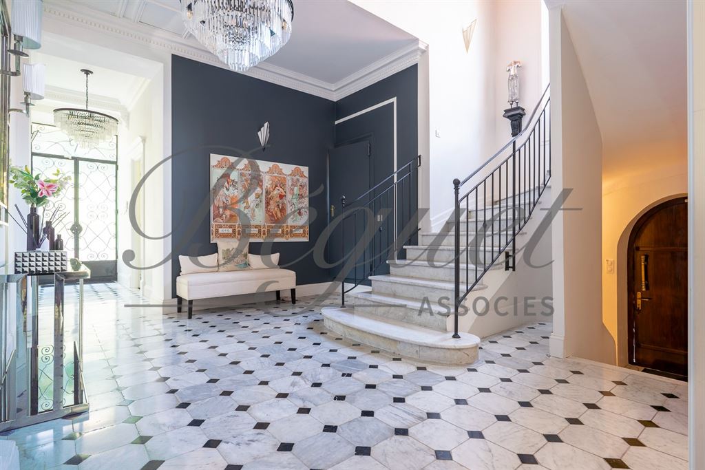 A vendre chez Beguet Associés : FRANCE - CÔTE D’AZUR - CANNES CENTRE - MAISON 554 m² - 8 CHAMBRES - PISCINE - PARC 2 512 m² - MAISON DE GARDIEN